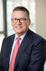 Portraitfoto von Claus Möhlenkamp, stellvertretender CEO der Freudenberg-Gruppe