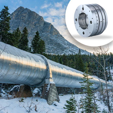 Bild einer großen Pipeline in den Bergen